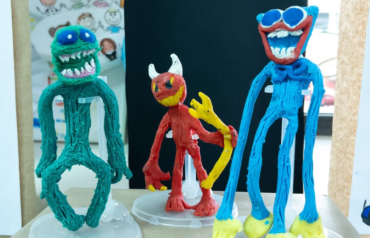 Tres figuras de plastilina que muestran tres monstruos de distintos colores y formas