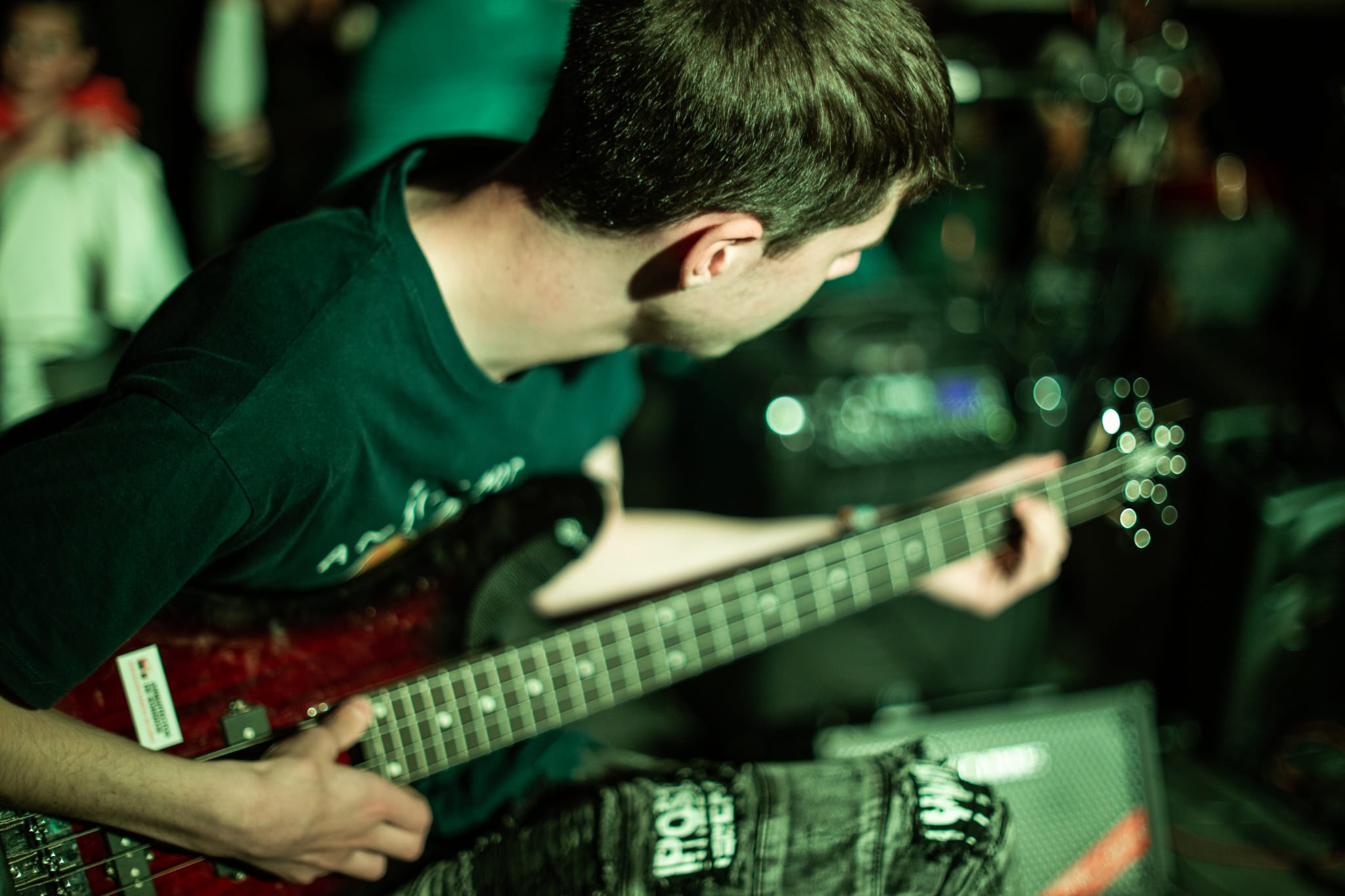 Un chico tocando una guitarra eléctrica