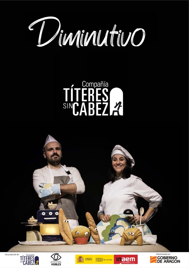 Un cocinero y una cocinera vestidos de cocineros delante de una mesa con alimentos con ojos