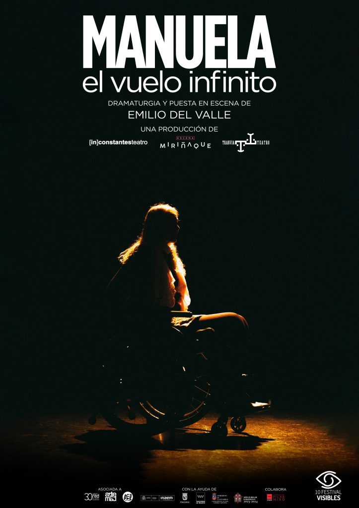 Una foto de una persona en una silla de ruedas iluminada por una luz muy tenue que marca sombras y se percibe la silueta