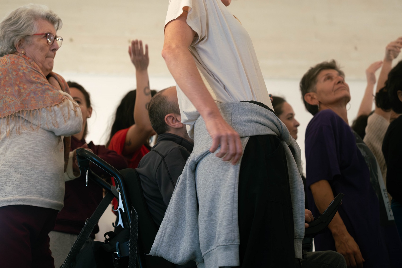Foto del taller. Un grupo de personas, de todas las edades, están agrupados y mirando al frente