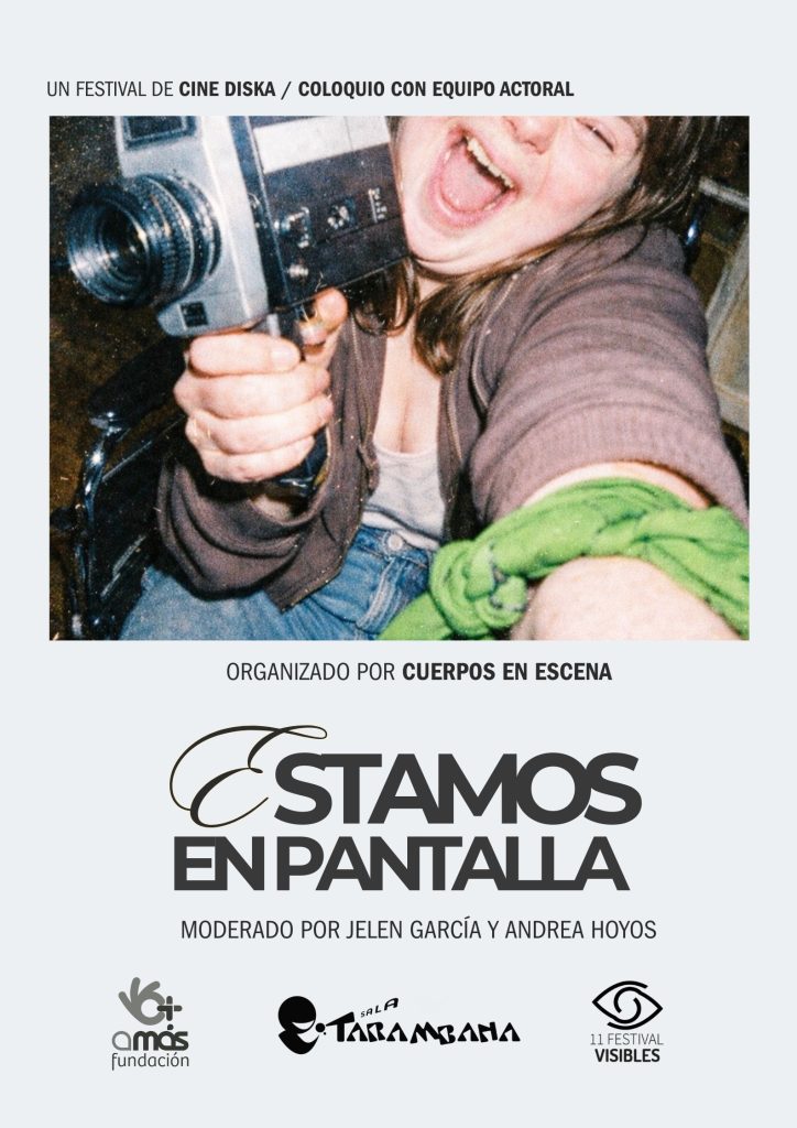 Cartel del evento. Una foto de una chica con una cámara de video de 8mm.