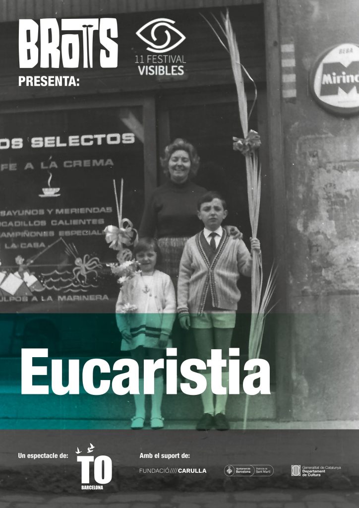 Cartel del espectáculo. Una imagen antigua en blanco y negro de una mujer con sus dos hijos. Los tres con palmas en un domingo de ramos.