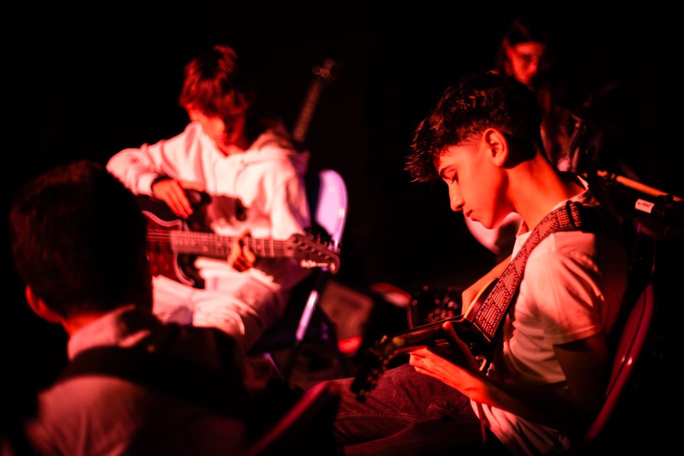 Imagen del concierto. Dos chicos tocan sus guitarras eléctricas.