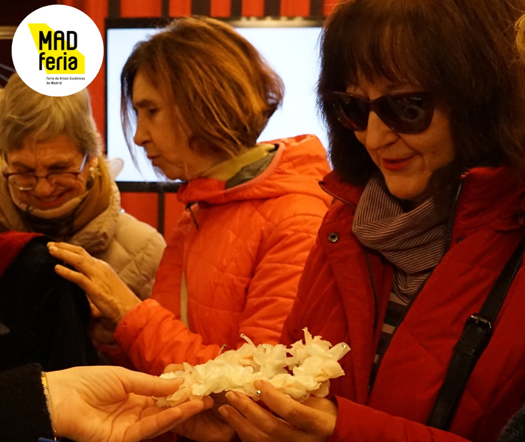 Foto del taller. Unas personas ciegas o baja visión tocan elementos de escena antes de un espectáculo accesible.